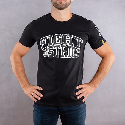 Image de face d'un homme portant un T-Shirt noir au logo noir de la collection College