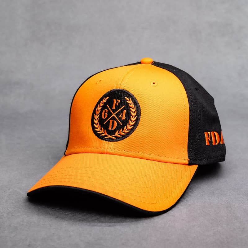 l'avant d'une Casquette Fight-District orange à l'avant et noire à l'arrière avec le logo laurier devant
