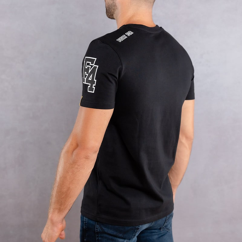 Image de dos d'un homme portant un T-Shirt noir au logo noir de la collection College