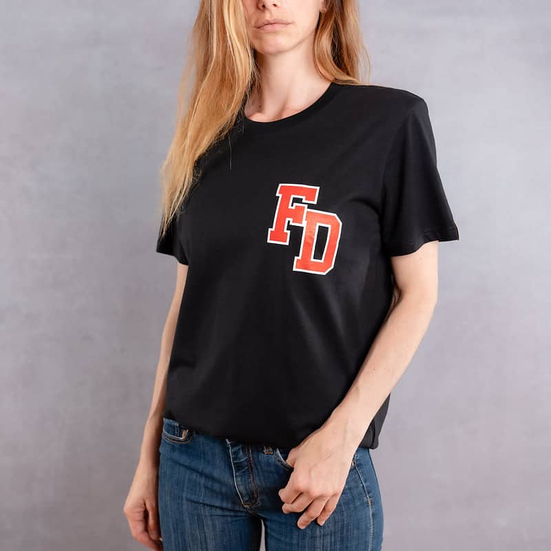 Image de face d'une femme portant un T-Shirt noir au logo rouge de la collection Arrow