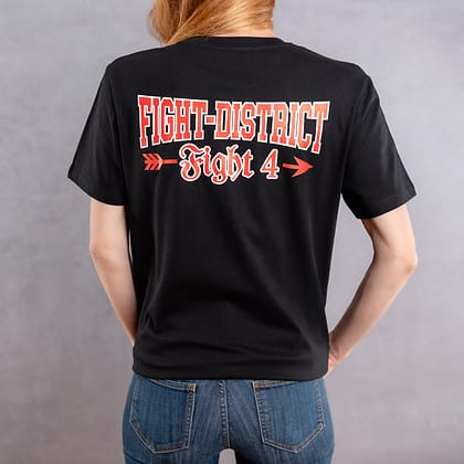 Image de dos d'une femme portant un T-Shirt noir au logo rouge de la collection Arrow