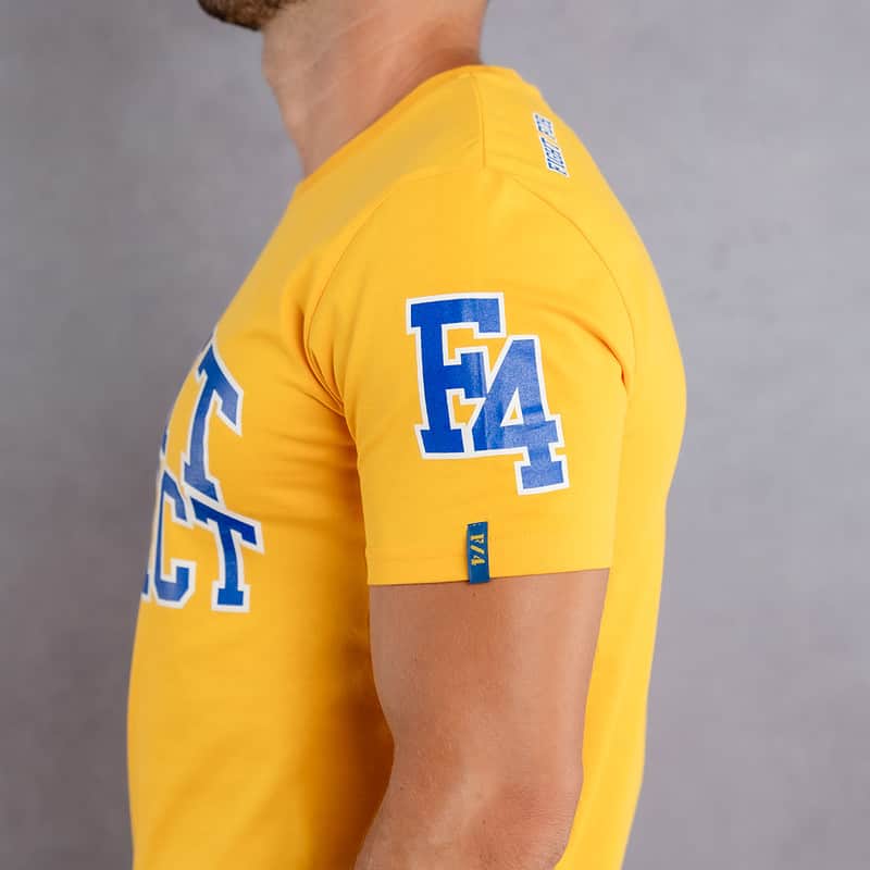 Image de profil d'un homme portant un T-Shirt jaune au logo bleu de la collection College