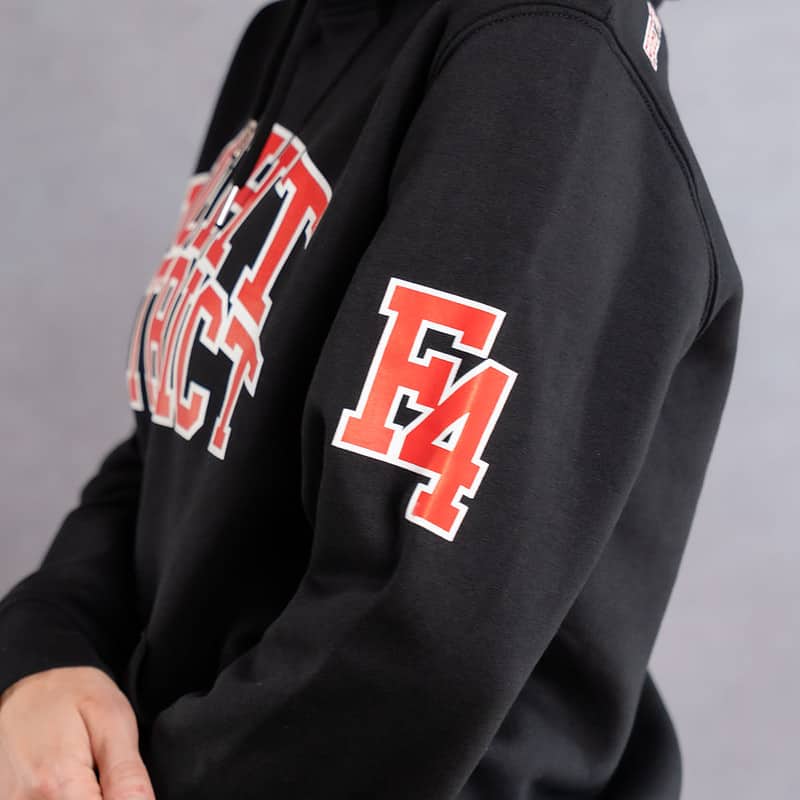 Image de profil d'une femme portant un hoodie noir au logo rouge de la collection College