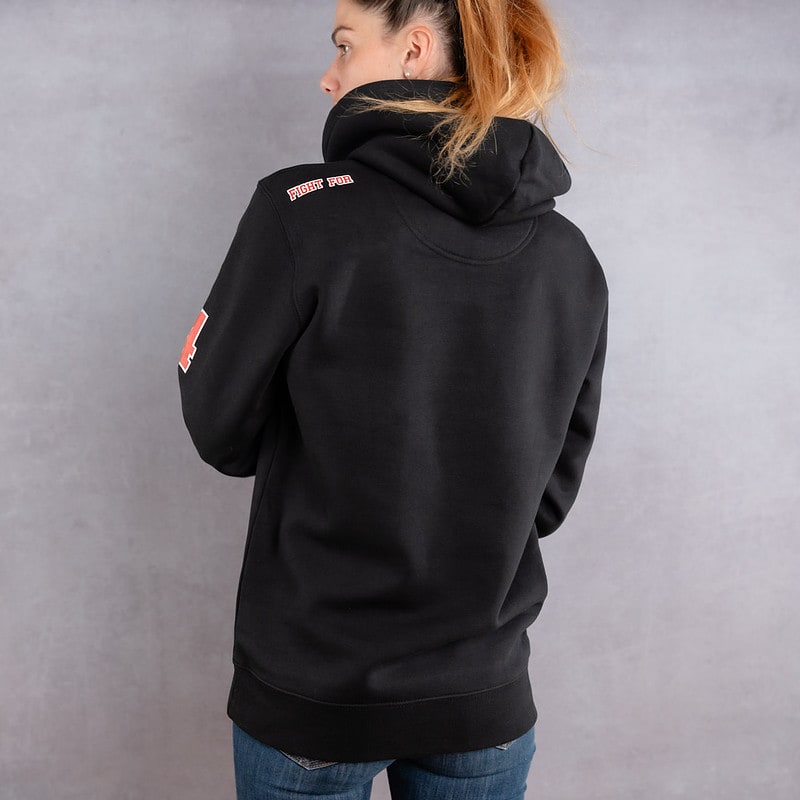Image de dos d'une femme portant un hoodie noir au logo rouge de la collection College