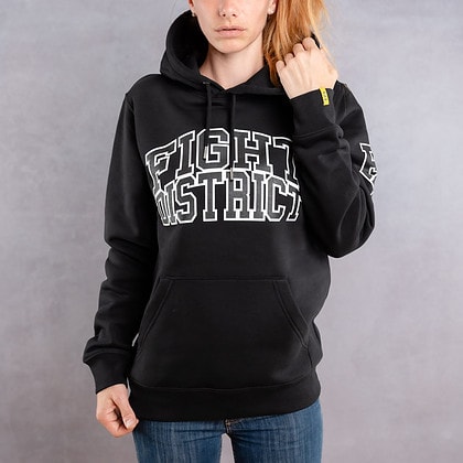 Image de face d'une femme portant un hoodie noir au logo noir de la collection College