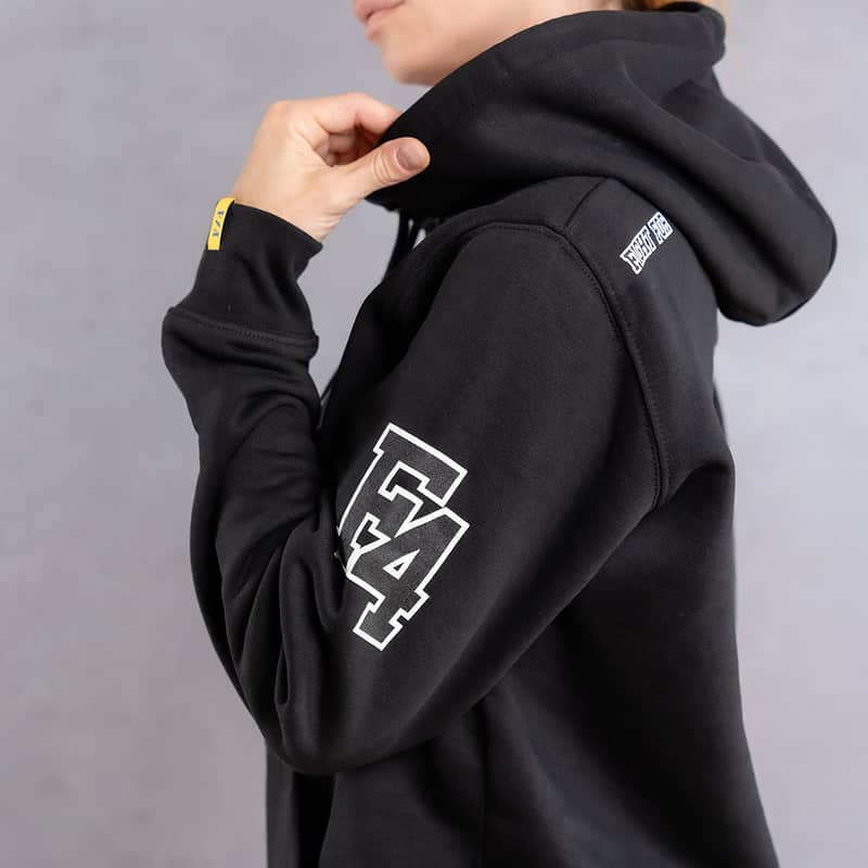 Image de profil d'une femme portant un hoodie noir au logo noir de la collection College