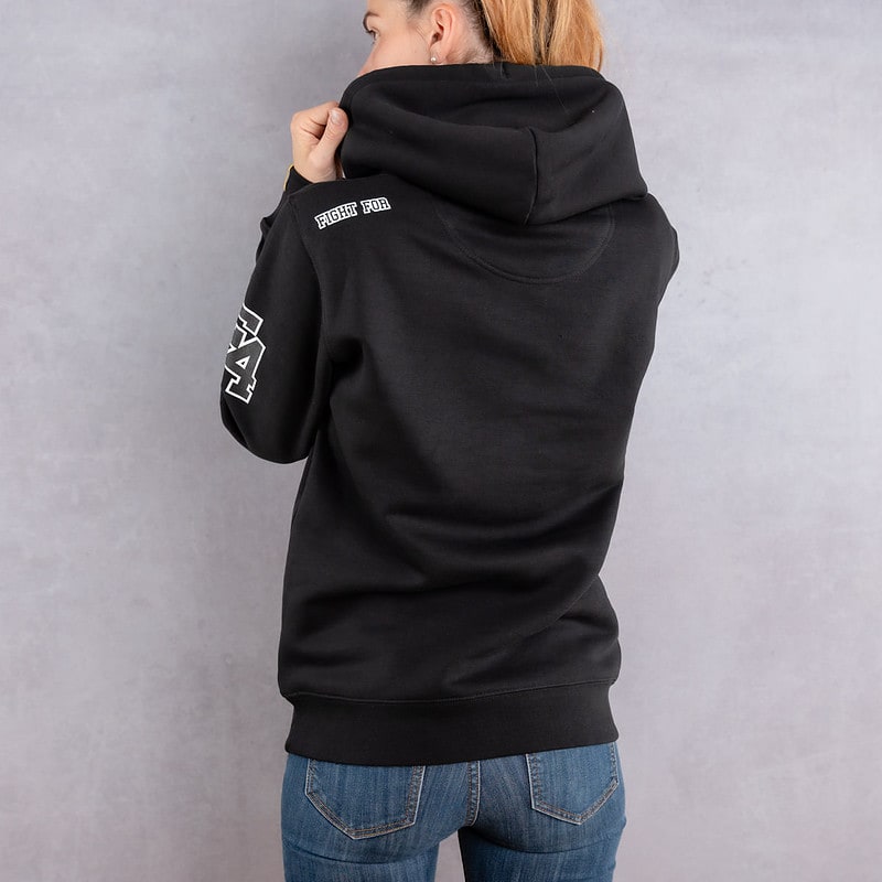 Image de dos d'une femme portant un hoodie noir au logo noir de la collection College