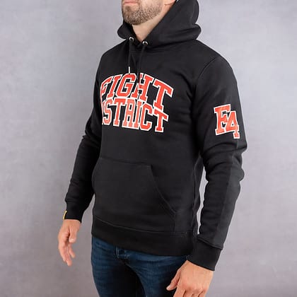 Image de côté d'un homme portant un hoodie noir au logo rouge de la collection College