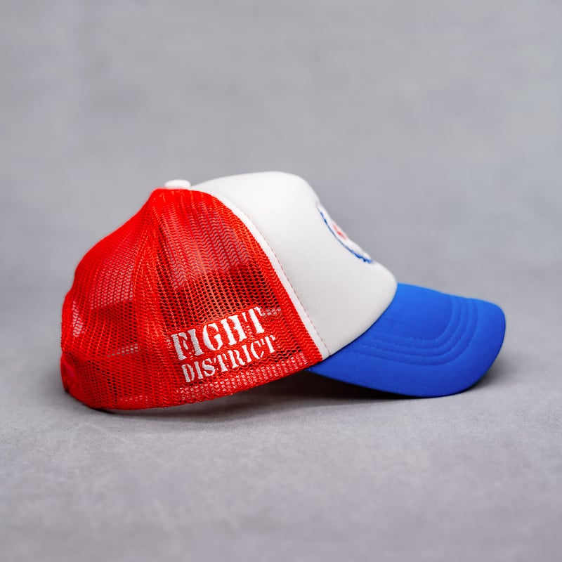 côté droit d'une Casquette Fight-District blanche et bleue à l'avant et rouge à l'arrière avec le logo laurier devant