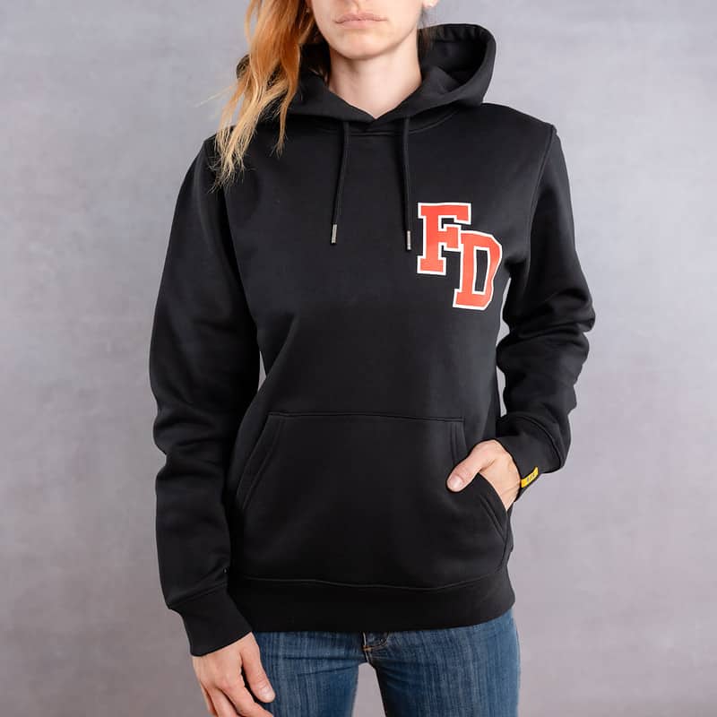 Image de face d'une femme portant un hoodie noir au logo rouge de la collection Arrow