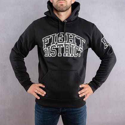 Image de face d'un homme portant un hoodie noir au logo noir de la collection College