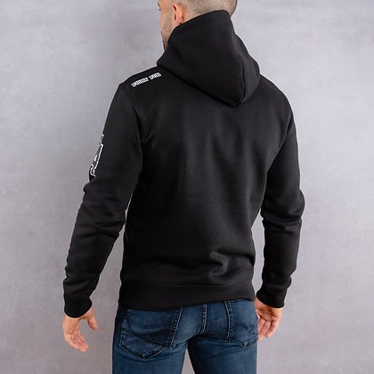 Image de dos d'un homme portant un hoodie noir au logo noir de la collection College