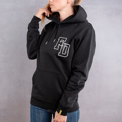 Image de face d'une femme portant un hoodie noir au logo noir de la collection Arrow