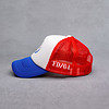 côté gauche d'une Casquette Fight-District blanche et bleue à l'avant et rouge à l'arrière avec le logo laurier devant