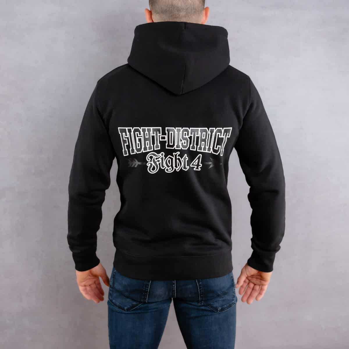 Image de dos d'un homme portant un hoodie noir au logo noir de la collection arrow