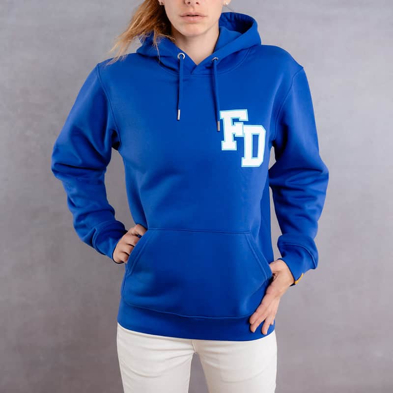 Image de face d'une femme portant un hoodie bleu roi au logo blanc de la collection Arrow