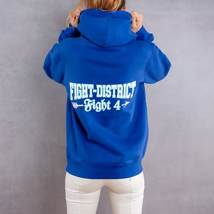Image de dos d'une femme portant un hoodie bleu roi au logo blanc de la collection Arrow