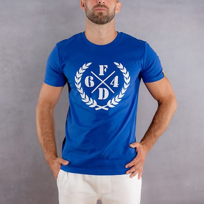 Image de face d'un homme portant un T-Shirt bleu au logo blanc de la collection Laurier