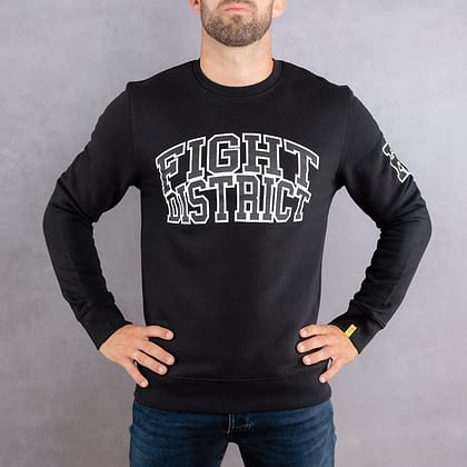 Image de face d'un homme portant un pull noir au logo noir de la collection College