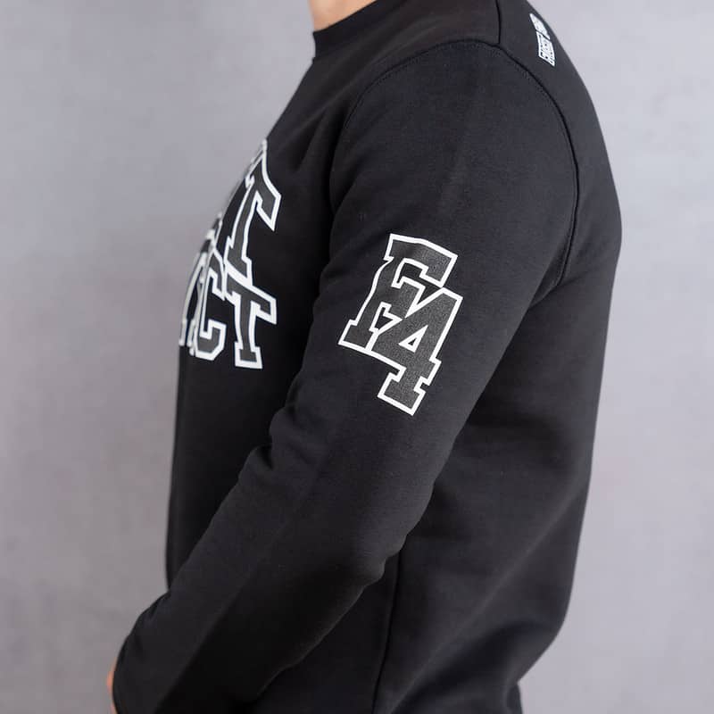 Image de profil d'un homme portant un pull noir au logo noir de la collection College