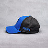 côté gauche d'une Casquette Fight-District bleue à l'avant et noire à l'arrière avec le logo laurier devant