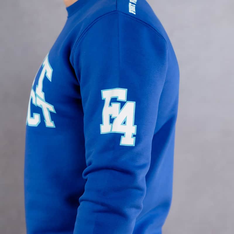 Image de profil d'un homme portant un pull bleu au logo blanc de la collection College