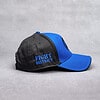 côté droit d'une Casquette Fight-District bleue à l'avant et noire à l'arrière avec le logo laurier devant