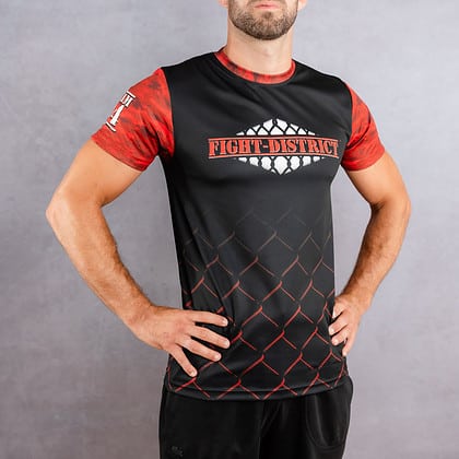 T-shirt avec un col rond avec des camouflages rouge et noir sur les manches porté par un homme de face avec le logo de la salle de sport fight-district