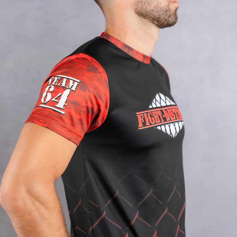 T-shirt avec un col rond avec des camouflages rouge et noir sur les manches porté par un homme de profil avec le logo de la salle de sport fight-district