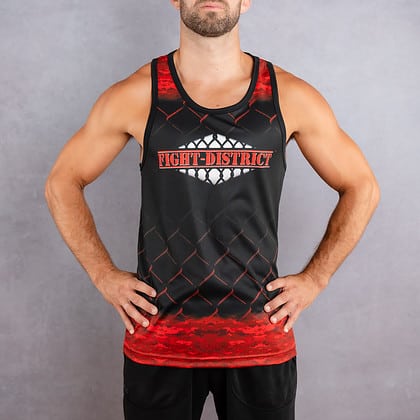 Débardeur avec des camouflages rouge et noir sur le col et le bas porté par un homme de face avec le logo de la salle de sport fight-district