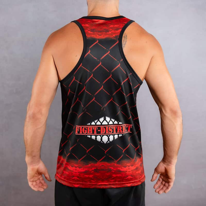 Débardeur avec des camouflages rouge et noir sur le col et le bas porté par un homme de dos avec le logo de la salle de sport fight-district