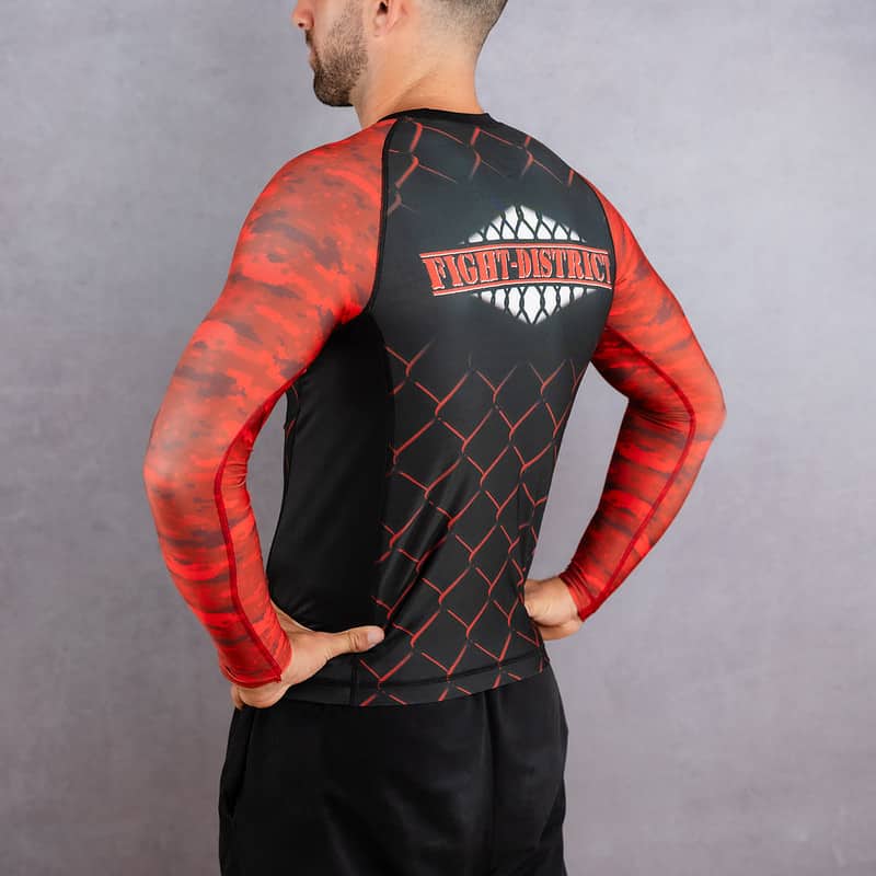 Rashguard avec des camouflages rouge et noir sur les manches porté par un homme de dos avec le logo de la salle de sport fight-district