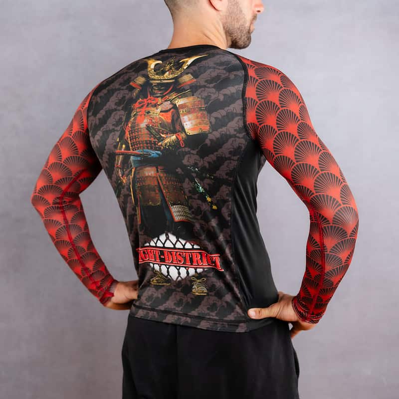 Rashguard samurai porté par un homme de dos avec le logo de la salle de sport fight-district