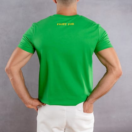 Image de dos d'un homme portant un T-Shirt vert au logo jaune de la collection The Original