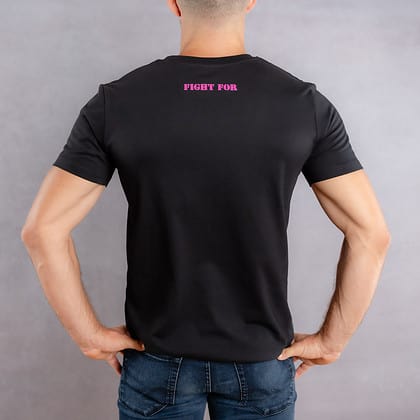 Image de dos d'un homme portant un T-Shirt noir au logo rose de la collection The Original