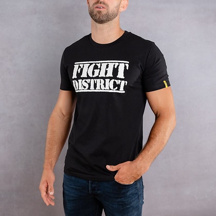 Image de face d'un homme portant un T-Shirt noir au logo blanc de la collection The Original