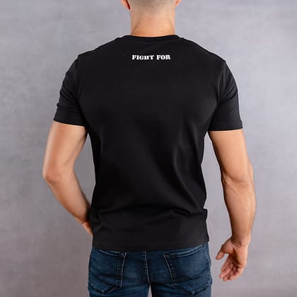 Image de dos d'un homme portant un T-Shirt noir au logo blanc de la collection The Original