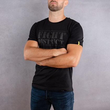 Image de face d'un homme portant un T-Shirt noir au logo noir de la collection The Original