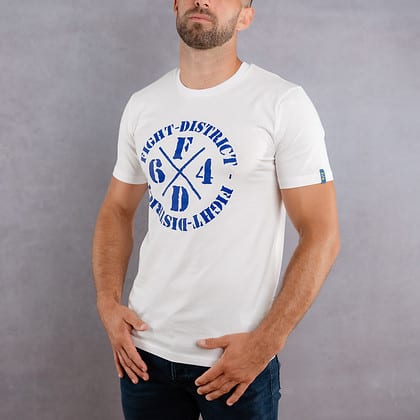 Image de face d'un homme portant un T-Shirt blanc au logo bleu de la collection Flag