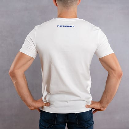 Image de dos d'un homme portant un T-Shirt blanc au logo bleu de la collection Flag