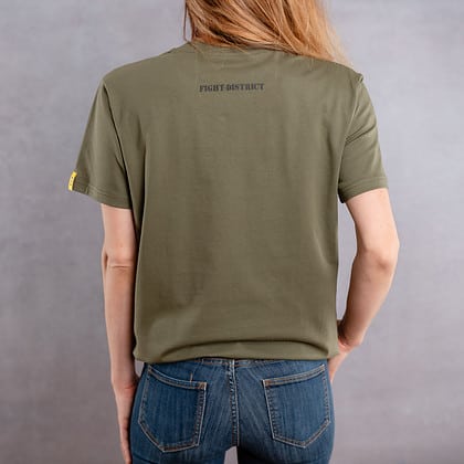 Photo de dos d'une femme portant un T-shirt khaki au logo noir de la collection Laurier