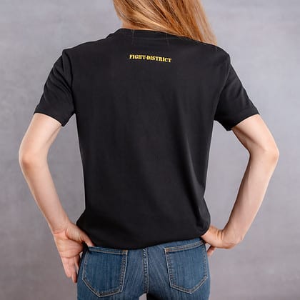 Photo de dos d'une femme portant un T-shirt noir au logo jaune de la collection Laurier