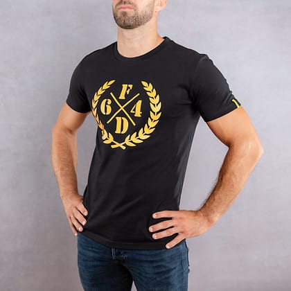 Image de face d'un homme portant un T-Shirt noir au logo jaune de la collection Laurier
