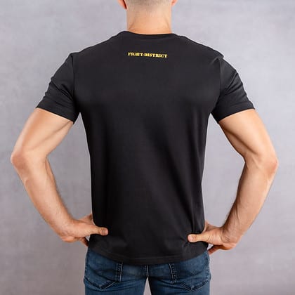 Image de dos d'un homme portant un T-Shirt noir au logo jaune de la collection Laurier