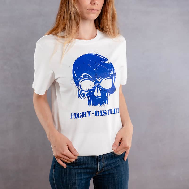 Image de face d'une femme portant un T-Shirt blanc au logo bleu de la collection Cabal Skull