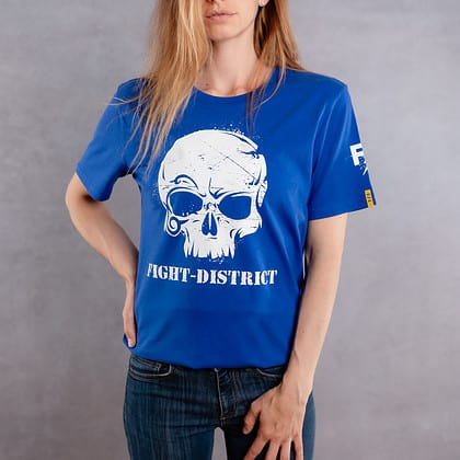 Image de face d'une femme portant un T-Shirt bleu roi au logo blanc de la collection Cabal Skull