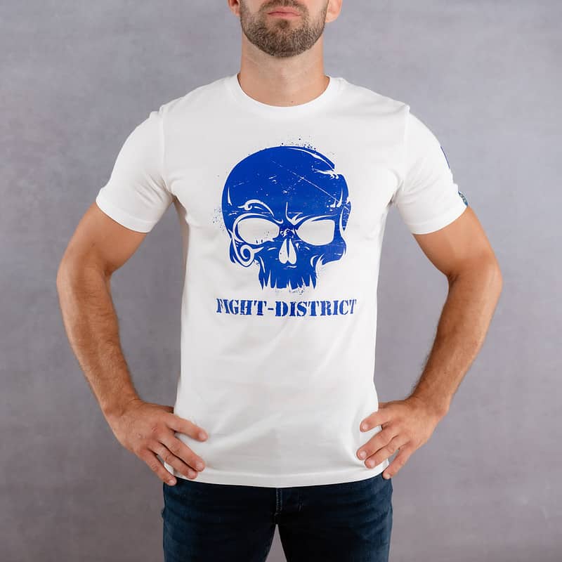 Image de face d'un homme portant un T-Shirt blanc au logo bleu de la collection Cabal Skull