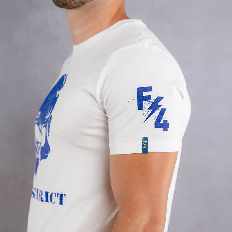 Image de profil d'un homme portant un T-Shirt blanc au logo bleu de la collection Cabal Skull
