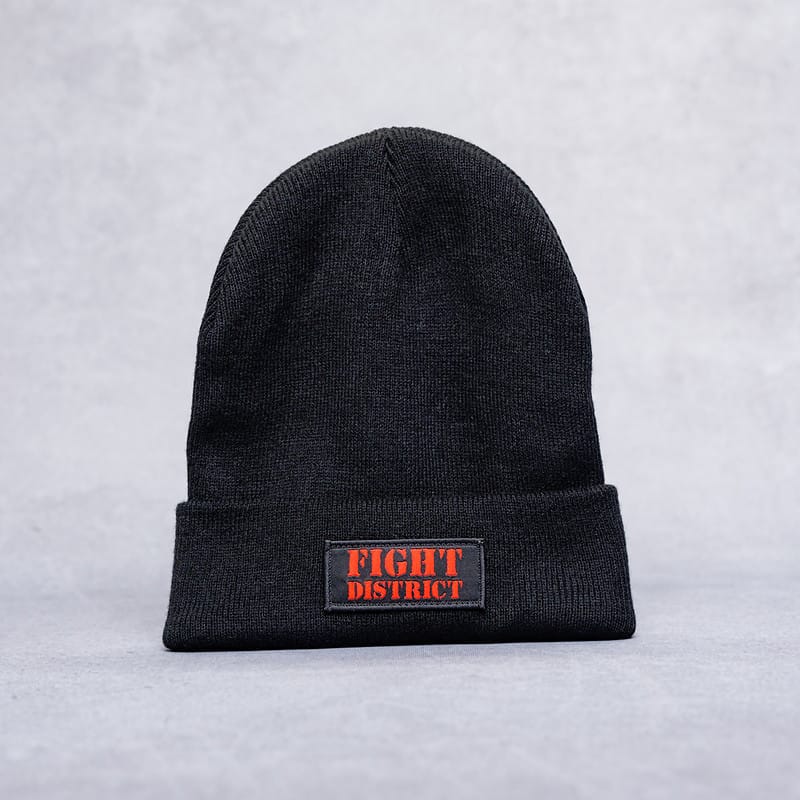 bonnet noir fight-district avec en rouge "Figh-District" écrit