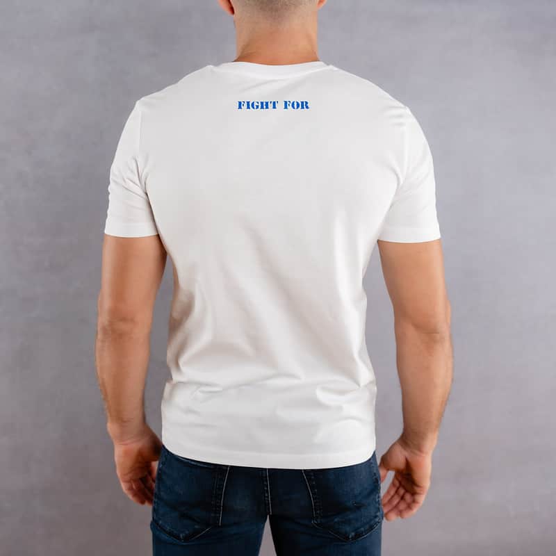 Image de dos d'un homme portant un T-Shirt blanc au logo bleu de la collection The Original